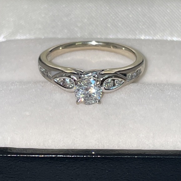 Solid 14K White Gold Natural Round Cut Diamond Solitaire Engagement Vintage Ring - Picture 4 of 17